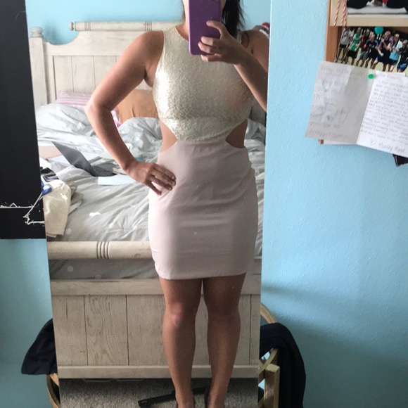 Short formal dress with cutouts on side • Naven - Picture 7 of 8